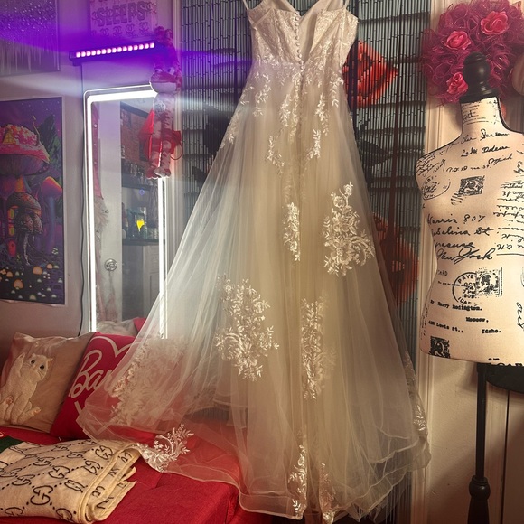 White wedding dress - Picture 2 of 2